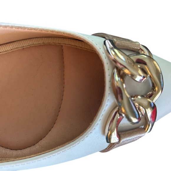 VTG Adrienne Vittadini White Faux Leather Kitten Heels 9M With Bold Gold Chain - Picture 7 of 9